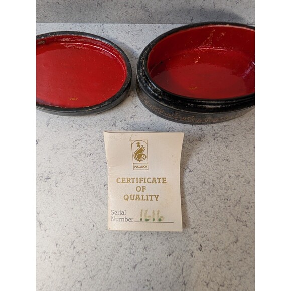 Signed Palekh Russian Lacquer Box w/ Certificate – “Maidens” by Kononova – 1992 - Picture 6 of 9